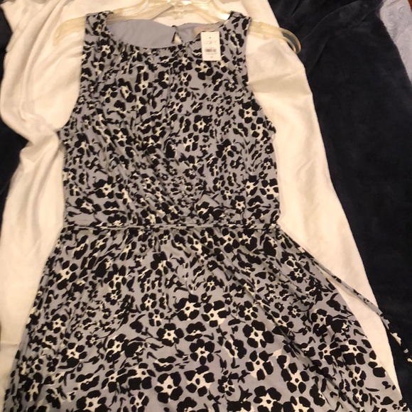 LOFT Dresses & Skirts - Loft Black, white, and gray floral print dress